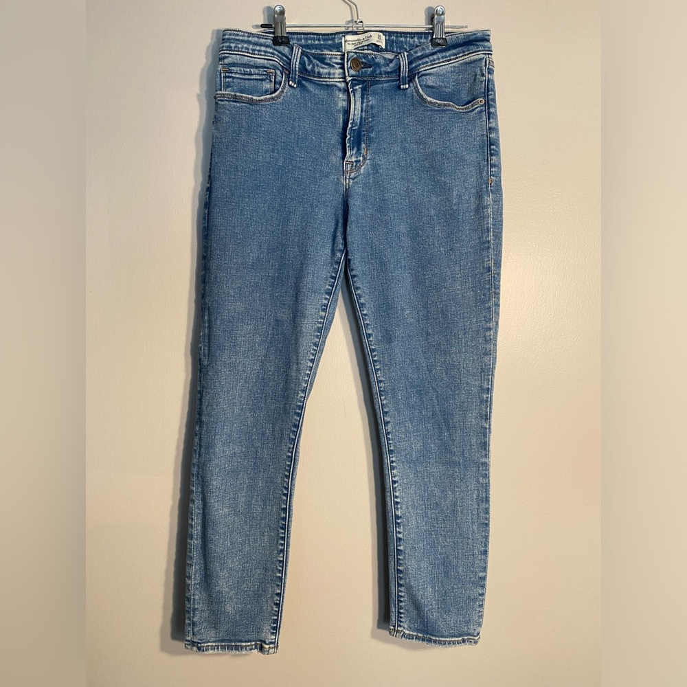 Item 137 Abercrombie & Fitch Women's Skinny Jeans in Medium Blue Wash